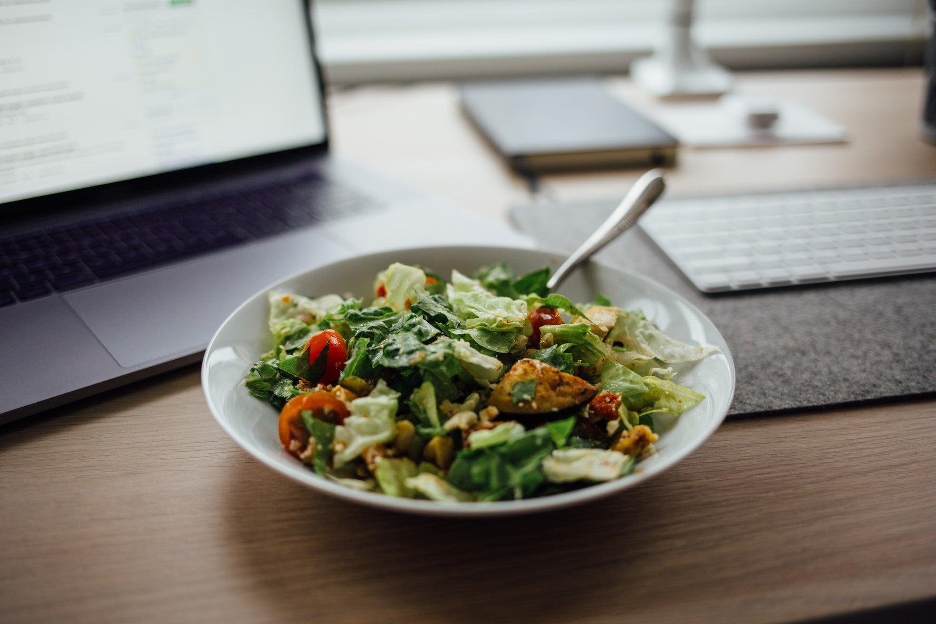 Gesunde Ernährung am Arbeitsplatz: 10 einfache Tipps für den Büroalltag